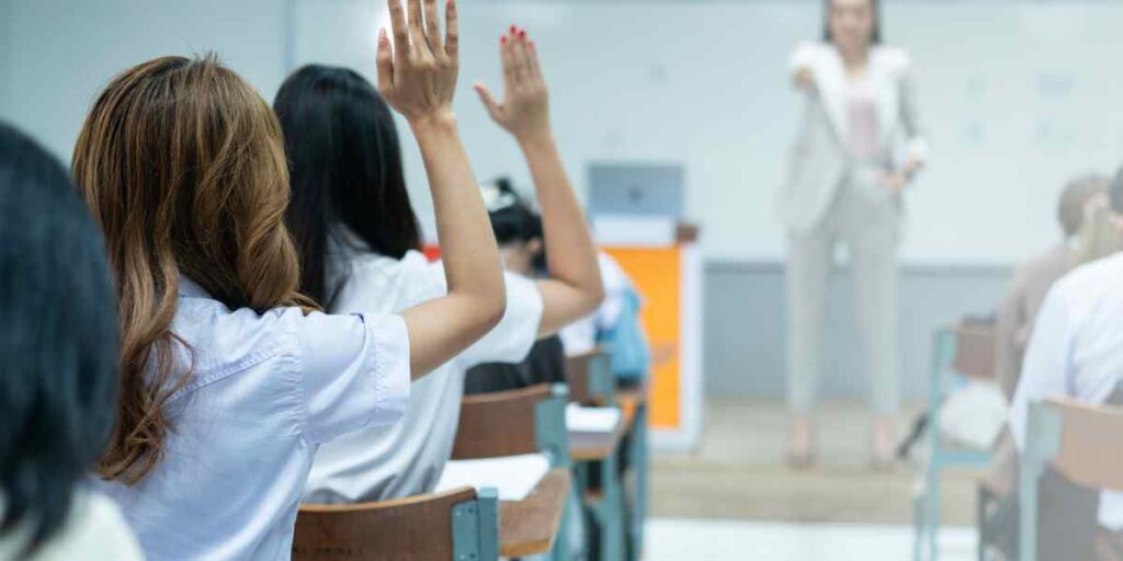 MAESTROS Y PADRES: EDUCAR JUNTOS PARA FORMAR EL MAÑANA